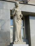 Budovu soudu zdobí socha symbolizující spravedlnost 