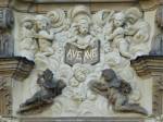 Fasádu rezidence zdobí bohaté barokní kompozice s anděly oslavující Pannu Marii a Boha
