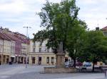 Na Malém náměstí stojí kašna Jana Nepomuského z roku 1718 anebo rodný dům herce Josefa Beka (1918 - 1995)