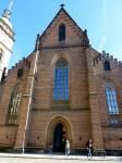 Vchod do katedrály, která je vystavěna v gotickém stylu