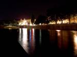 Pražský most je v noci krásně nasvícen